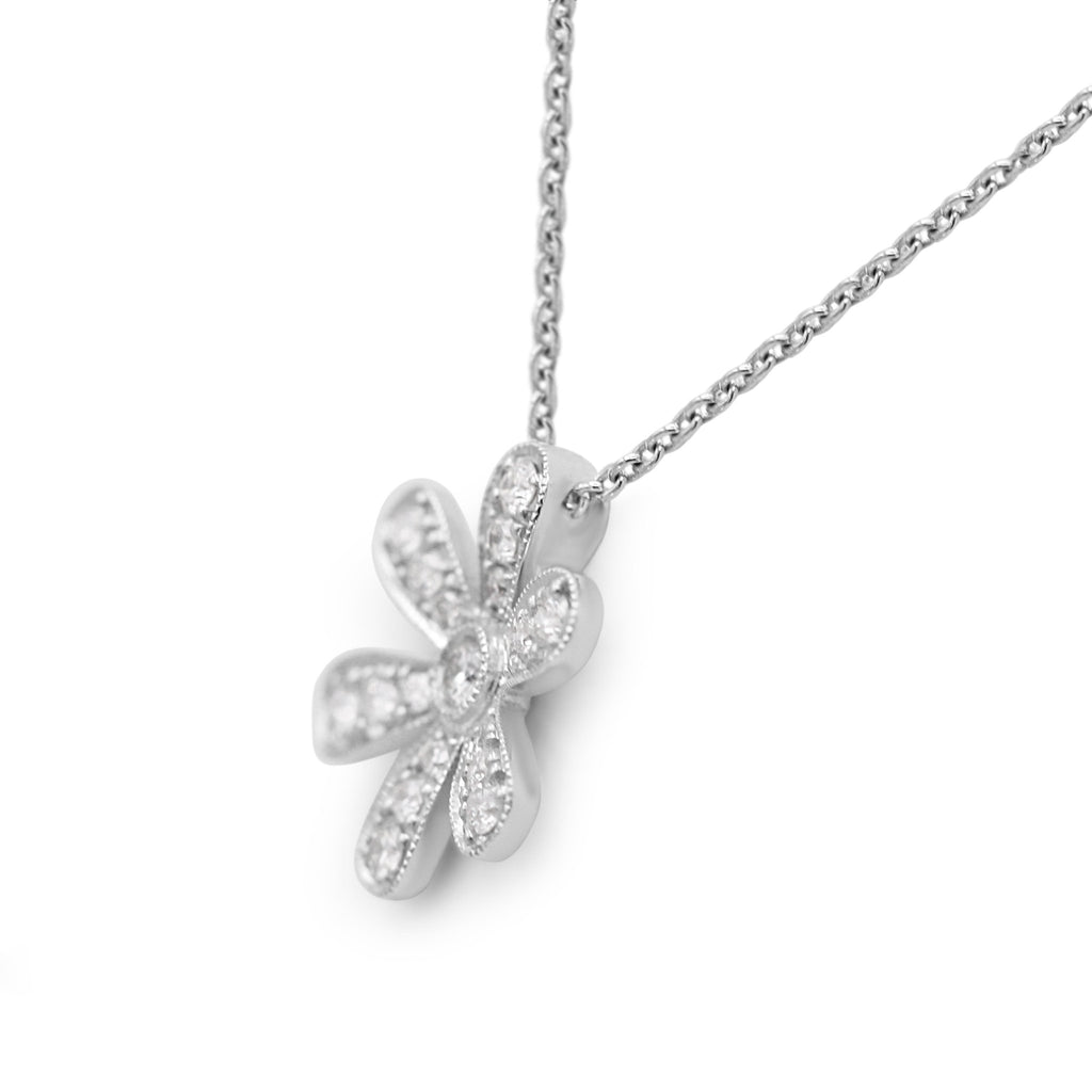 used 18ct White Gold Diamond Flower Pendant Necklace 17"
